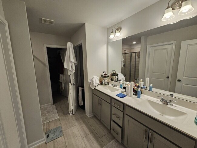 Building Photo - Modern townhome with high-end finishes throughout, minutes to 540 and walkable to great shopping.