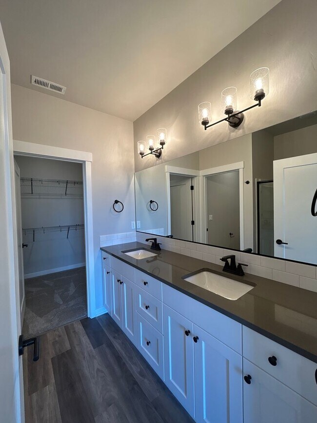 Building Photo - Stylish 2BR + Office Duplex in SE Bend – Garage & Smart Home Perks