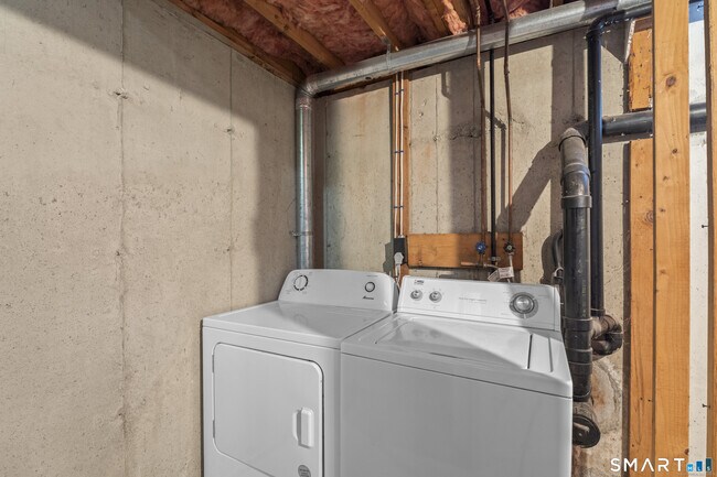 Building Photo - 213 Oakland St