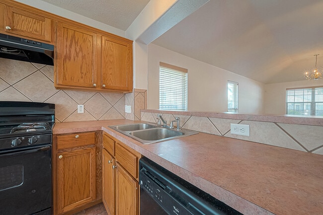 Building Photo - Spacious 3-Bedroom, 2-Bathroom Home with F...