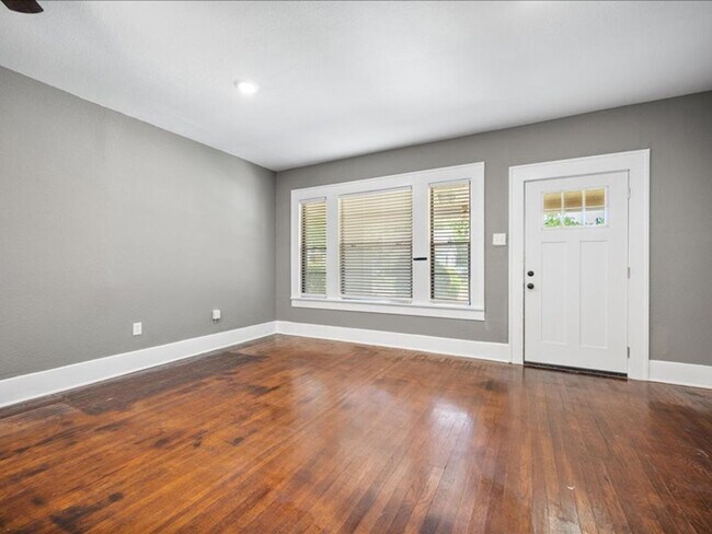 Building Photo - Recently Renovated Fort Worth Charmer