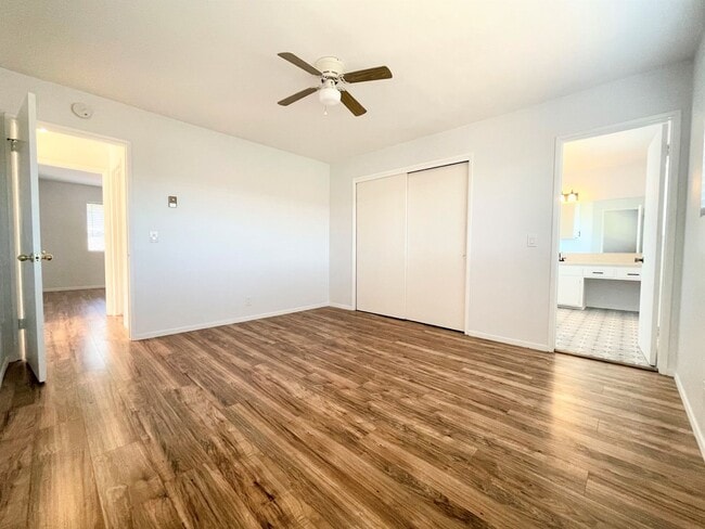 Building Photo - Remodeled Single Level Duplex!