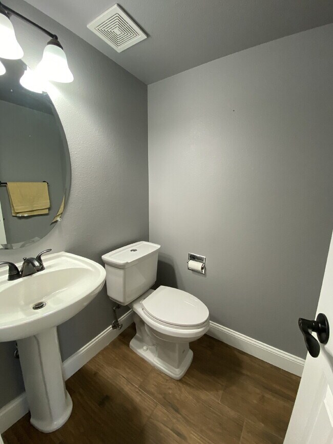 Building Photo - 5 bedroom - Oxbow