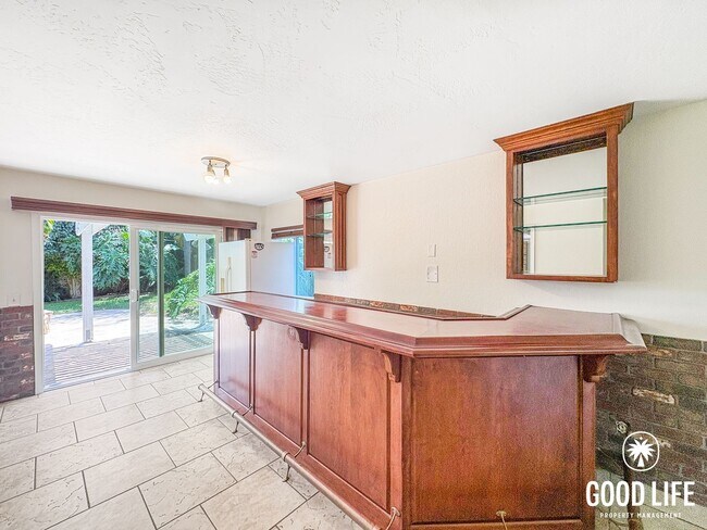 Building Photo - SD: Stunning 4BD/3BA Home in Vista with Panoramic Views, Private Balcony & Large Yard