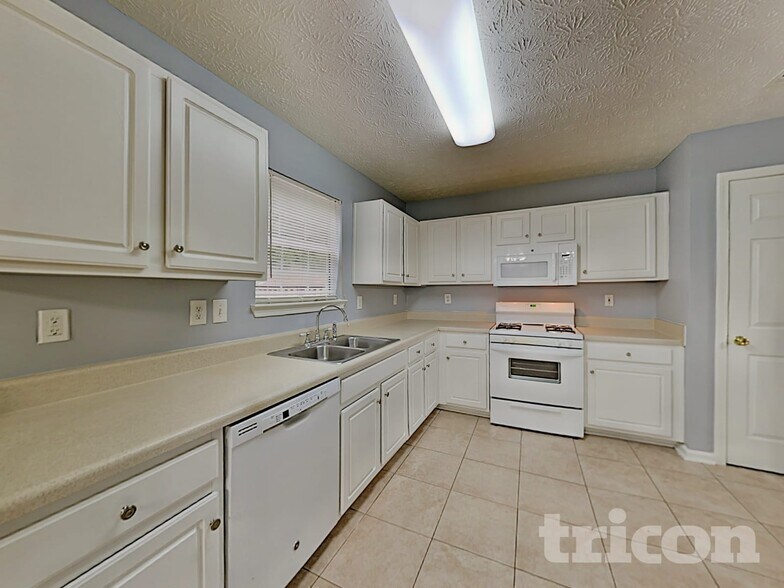 Building Photo - 2957 Jenkins Dr