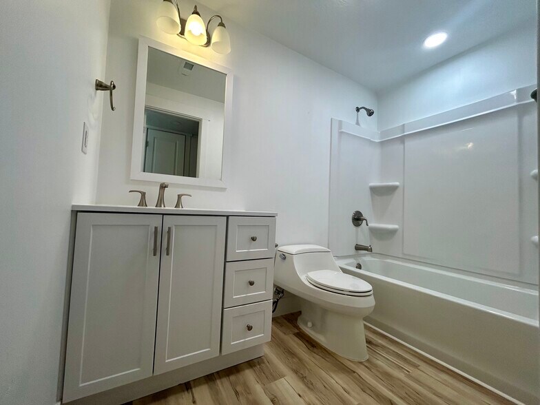1 baño completo - 1313 W Caine Dr