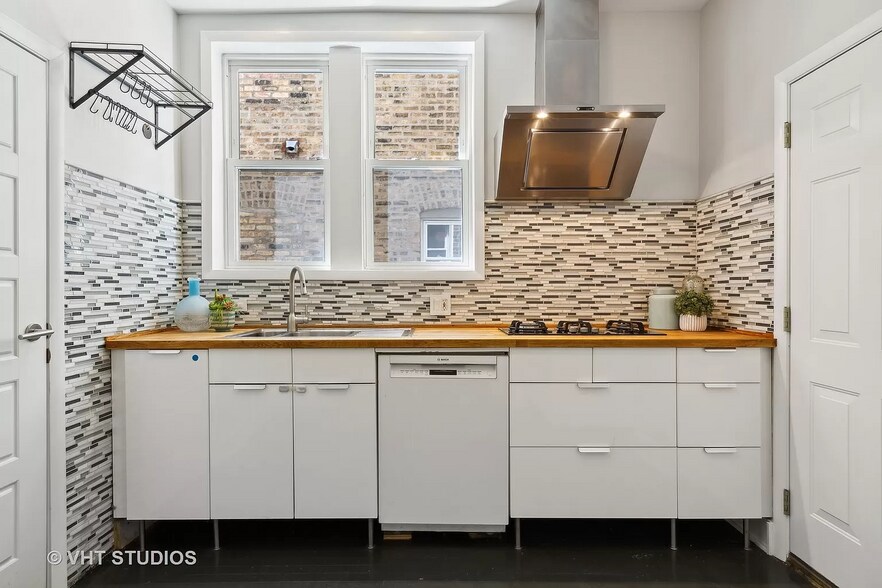 Kitchen - 7619 N Bosworth Ave