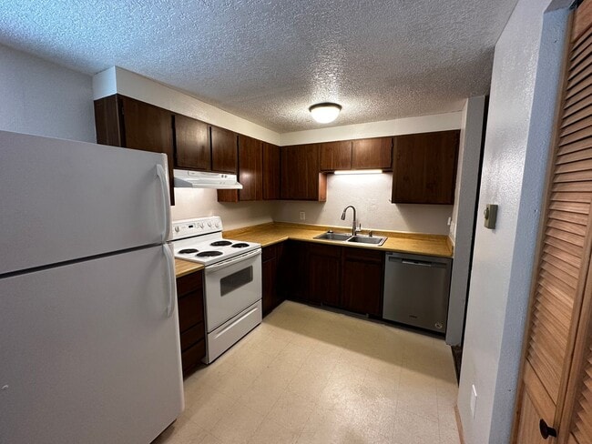 Building Photo - 2 Bedroom 1 Bath Single Family Home w/Atta...