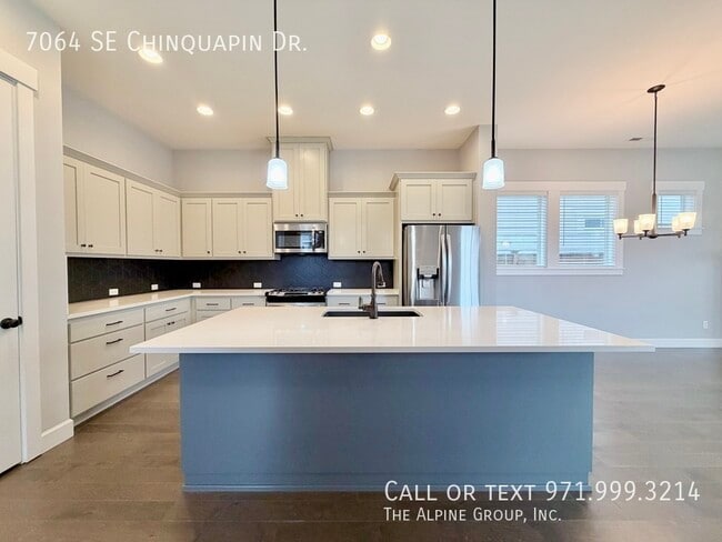 Building Photo - 7064 SE Chinquapin Dr