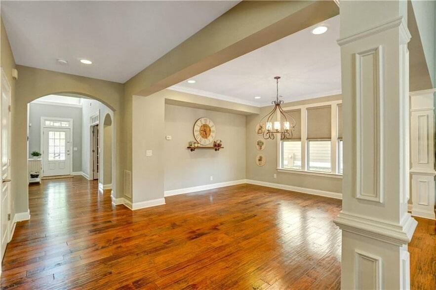 Building Photo - 633 Leland Pkwy