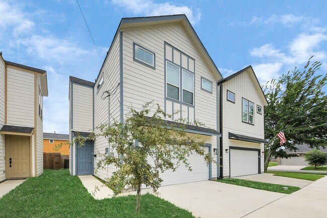 Building Photo - 2119 Esther Dr