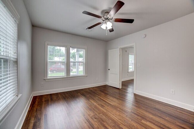Building Photo - Charming 1920s Home - Fully Renovated