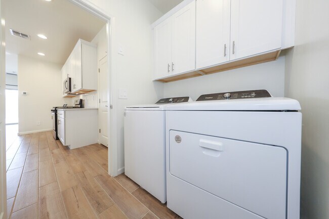 Building Photo - 7867 S Walnutview Dr