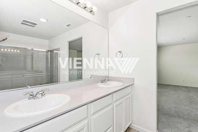 Building Photo - 3033 Welton Cir