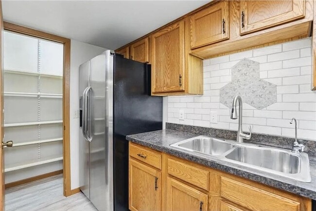 Building Photo - Spacious 2 Bedroom Townhome in Maple Grove!