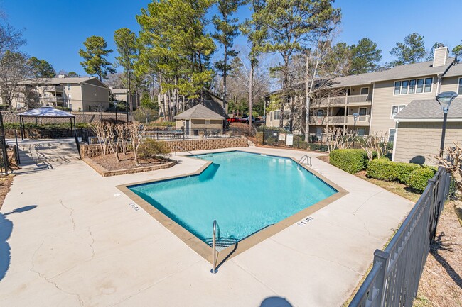 Building Photo - Renovated 2 bedroom Condo in gated Roswell...