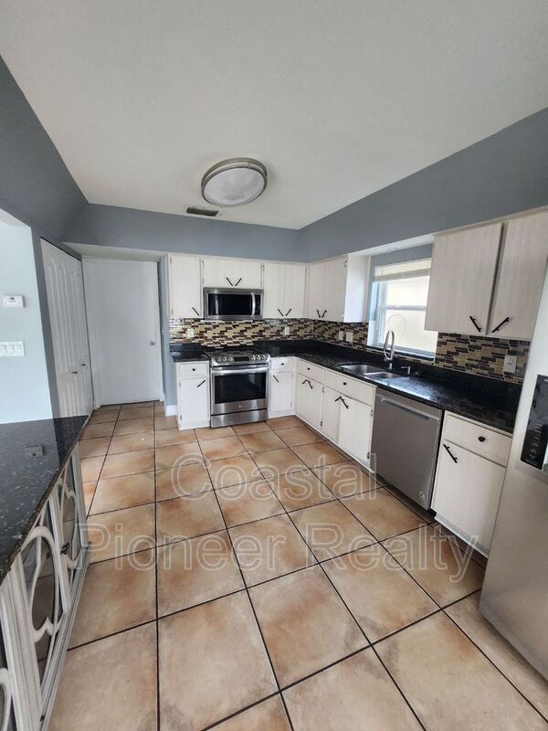 Building Photo - 10121 Sea spray Pl