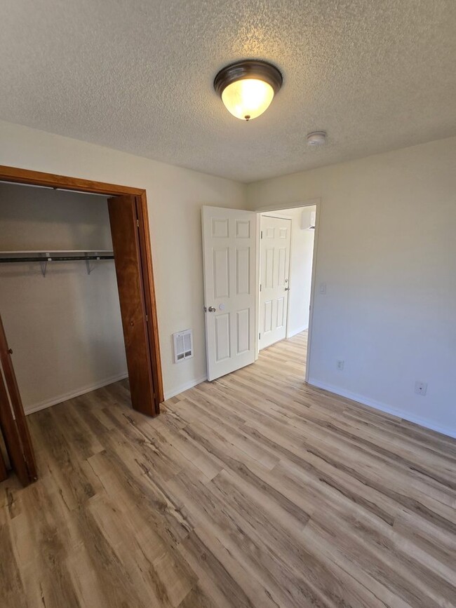 Building Photo - THIS 1 BEDROOM 1 BATH IS A GEM ON THE EAST...