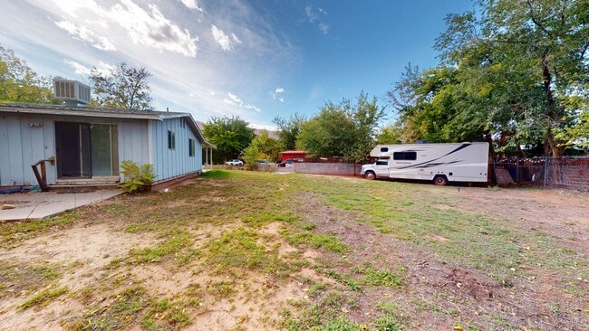 Building Photo - 2 bedroom duplex in quiet cul-de-sac