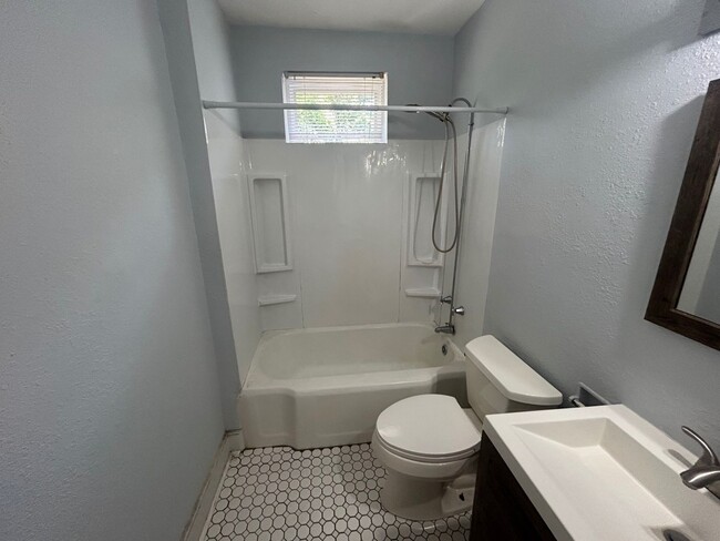 Building Photo - 932 Munsen Spring Dr