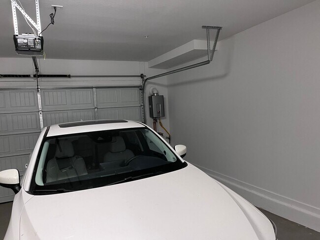 Building Photo - TOWN HOME WITH COMMUNITY POOL , GATED COMMUNITY in GILBERT!