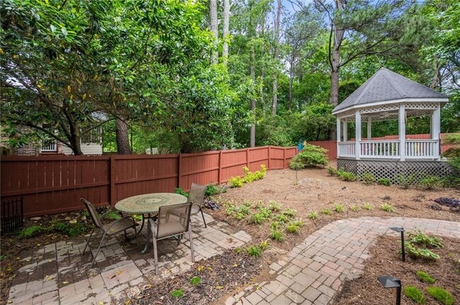Building Photo - 2132 Dunwoody Glen
