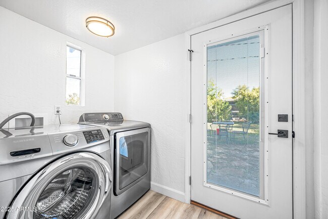 Building Photo - 1608 E Hudson Dr