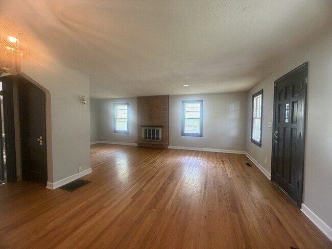 Building Photo - 515 W Southside Blvd