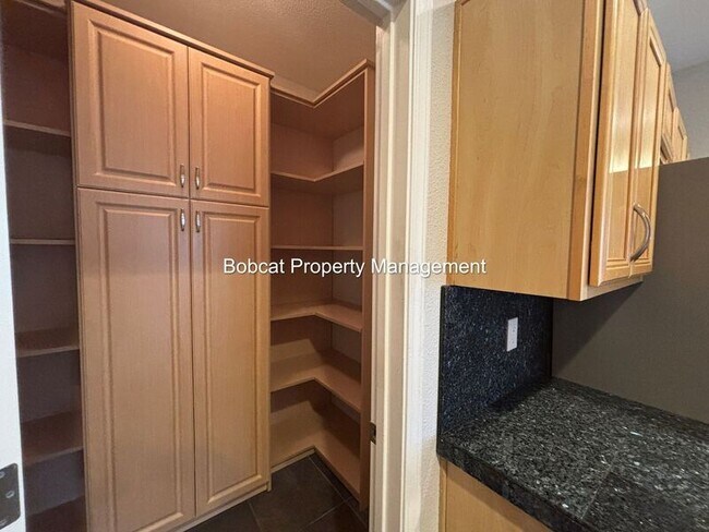 Building Photo - 1320 Thompson St