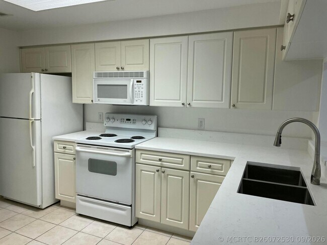 Building Photo - 3023 Alcazar Pl