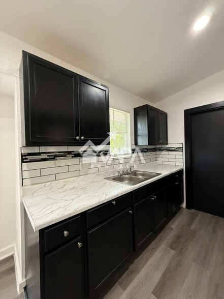 Building Photo - 5614 E Rolling Ridge Dr