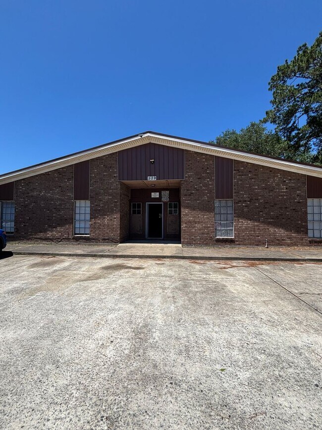 Primary Photo - 929 Live Oak Dr