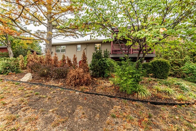Building Photo - Large deck for entertaining guest or relaxing