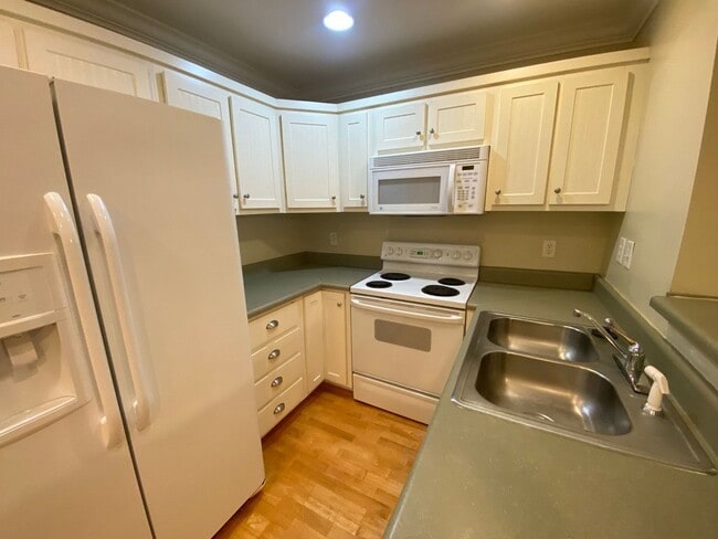 Building Photo - LEASING FOR IMMEDIATE MOVE IN!