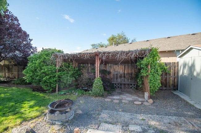 Building Photo - Remodel SW Redmond Home