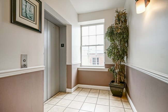 Building Photo - 6 Strawberry St