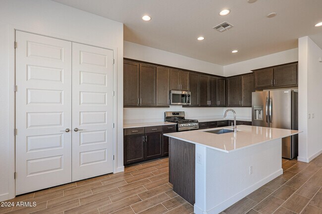 Building Photo - 7606 W Jackrabbit Ln