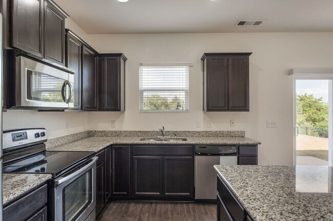 Building Photo - Beautiful 4bd 2.5ba home with Community Am...