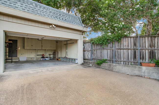 Building Photo - 9810 Crest Meadow Dr