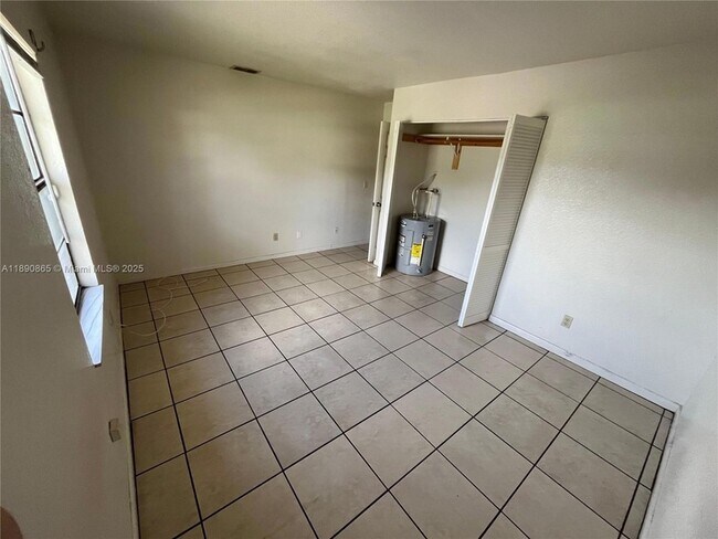 Building Photo - 819 King Orange Dr