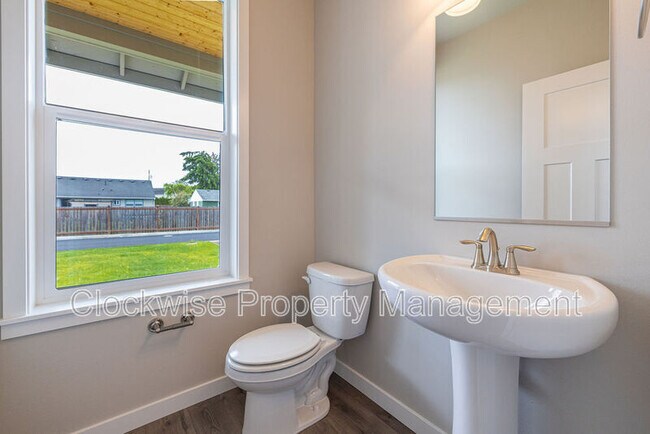 Building Photo - 206 Tacoma Ct NW
