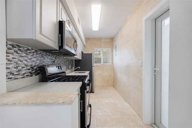 Building Photo - 1100 Venetian Way