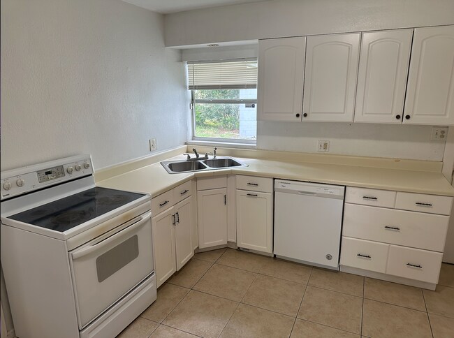Building Photo - Winter Park Corner Lot