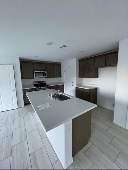 Building Photo - 380 Rosefinch St