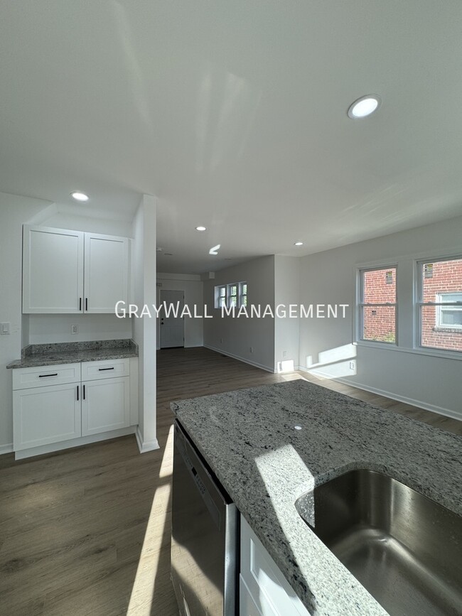 Building Photo - $2,295 - 3 Bedroom 2 Bathroom House In Sha...