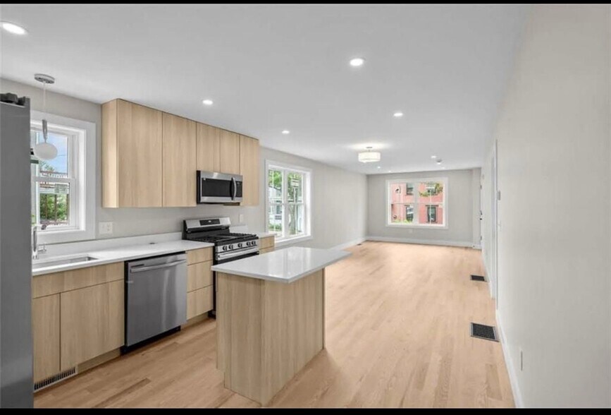Building Photo - 129 Stanwood St