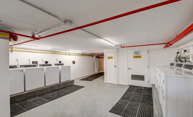 Building Photo - 231 E North Ave