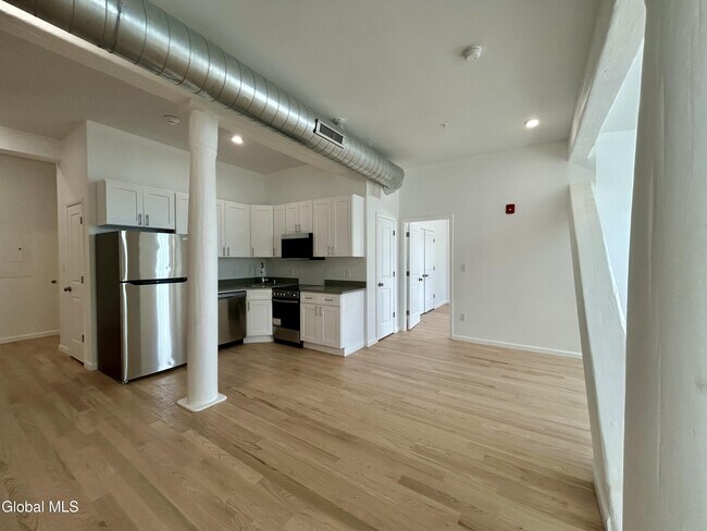 Building Photo - 155 River St