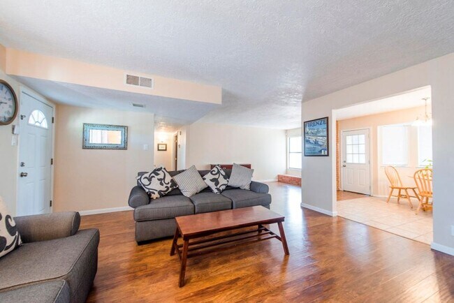 Building Photo - Three Bedroom Two Bath NE Heights