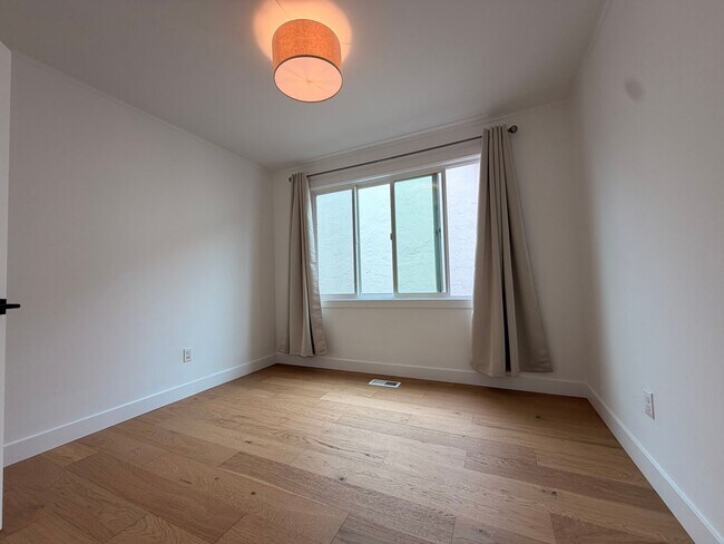 Building Photo - Spacious 4 Bedroom/2Bathroom Home in South San Francisco!